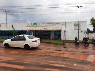 Carro parou no pequeno pedaço de calçada para deixar paciente que estava com criança de colo. (Foto: Idaicy Solano)