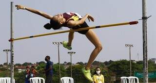 Atleta pratica salto em altura durante Jogos Escolares. (Foto: Edemir Rodrigues/Fundesporte)