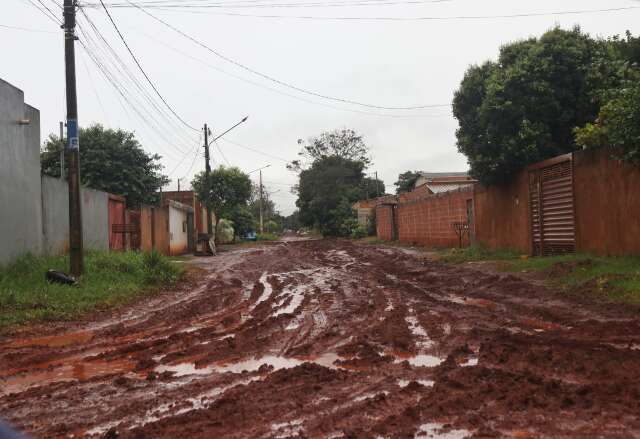 Mesmo com lama na porta de casa, moradores aprovam avan&ccedil;o de obra