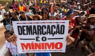 Indígena segurando cartaz escrito &#34;Demarcação é o mínimo&#34; (Foto: Joédson Alves/Agência Brasil)