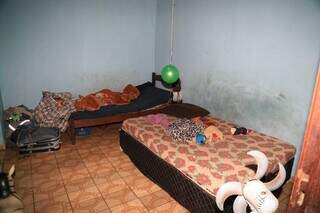 Na casa, único quarto serve para mãe e dois filhos; marido e Rafael dormem na sala. (Foto: Alex Machado)