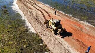 Obras da estrada boiadeira de 45 quilômetros vai da Ponte do Rio Taquari ao entroncamento com a MS-214, no Pantanal de Corumbá (Foto: Divulgação)