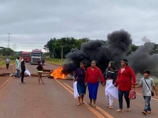 Indígenas também bloquearam trecho do Anel Rodoviário, em Dourados. (Foto: Direto das Ruas)