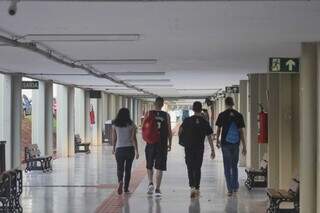 Alunos andando em corredor da Universidade Federal de Mato Grosso do Sul (Foto: Paulo Francis)
