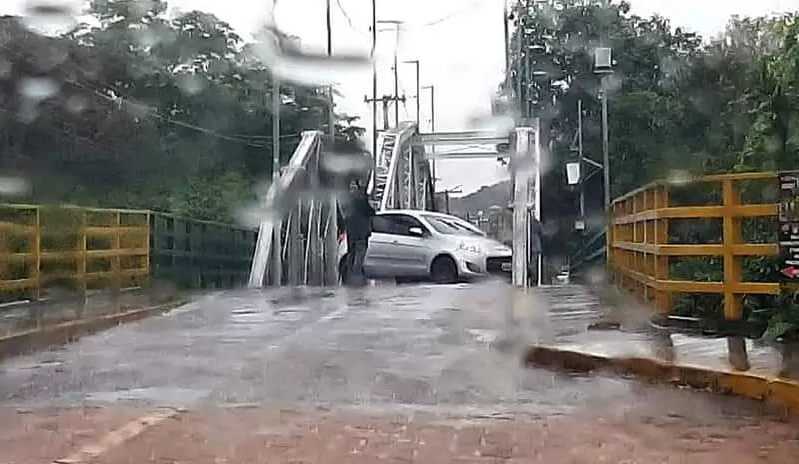 Motorista perde controle e colide com ponte de madeira em Aquidauana