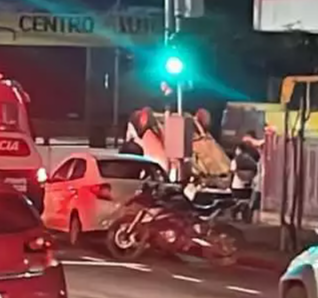 Fiorino capota após colisão na Av. Fernando Corrêa da Costa