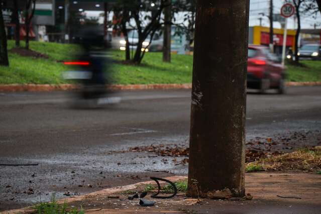 Motociclista morre ap&oacute;s bater em meio-fio e cair na Gunter Hans