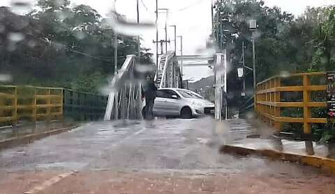 Motorista perde controle e colide com ponte em Aquidauana