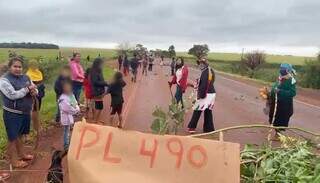 Indígenas bloquearam trecho da BR-463, em Ponta Porã, contra a PL 490/2023. (Foto: Direto das Ruas)