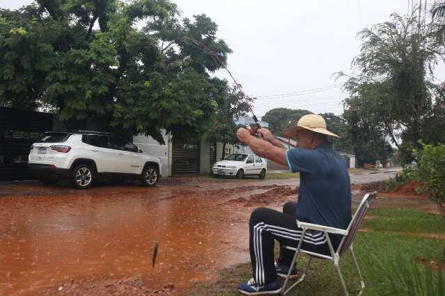 Com vara de pescar e sertanejo, leitor ironiza cen&aacute;rio de alagamento  