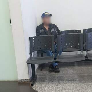 Suspeito na delegacia, esperando ser chamado para interrogatório. (Foto: Ana Beatriz Rodrigues)