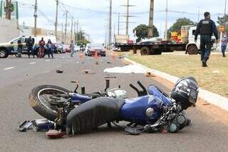 Motocicleta derrubada na Avenida Cônsul Assaf Trad, após acidente que resultou em morte. (Foto: Arquivo/Campo Grande News)