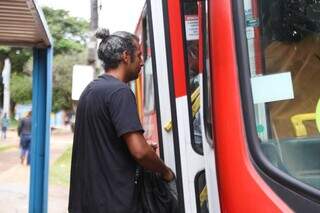 Usuários enfretam transportes lotados diariamente. (Foto: Alex Machado)