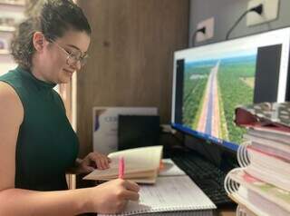 A jovem Mylena Rampazo, estudando em casa (Foto: Divulgação)