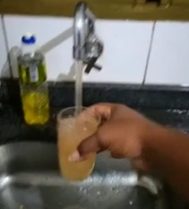 Morador se assusta com água suja em torneira: "no prejuízo e vou ser cobrado"