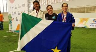 Técnica Anne Talitha Silva e judoca Hellen Cordeiro Machado posando para foto (Foto: Divulgação)