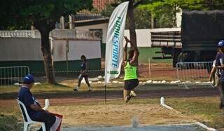 Atleta faz treinamento de salto. (Foto: Paulo Palhares/CRE Três Lagoas)