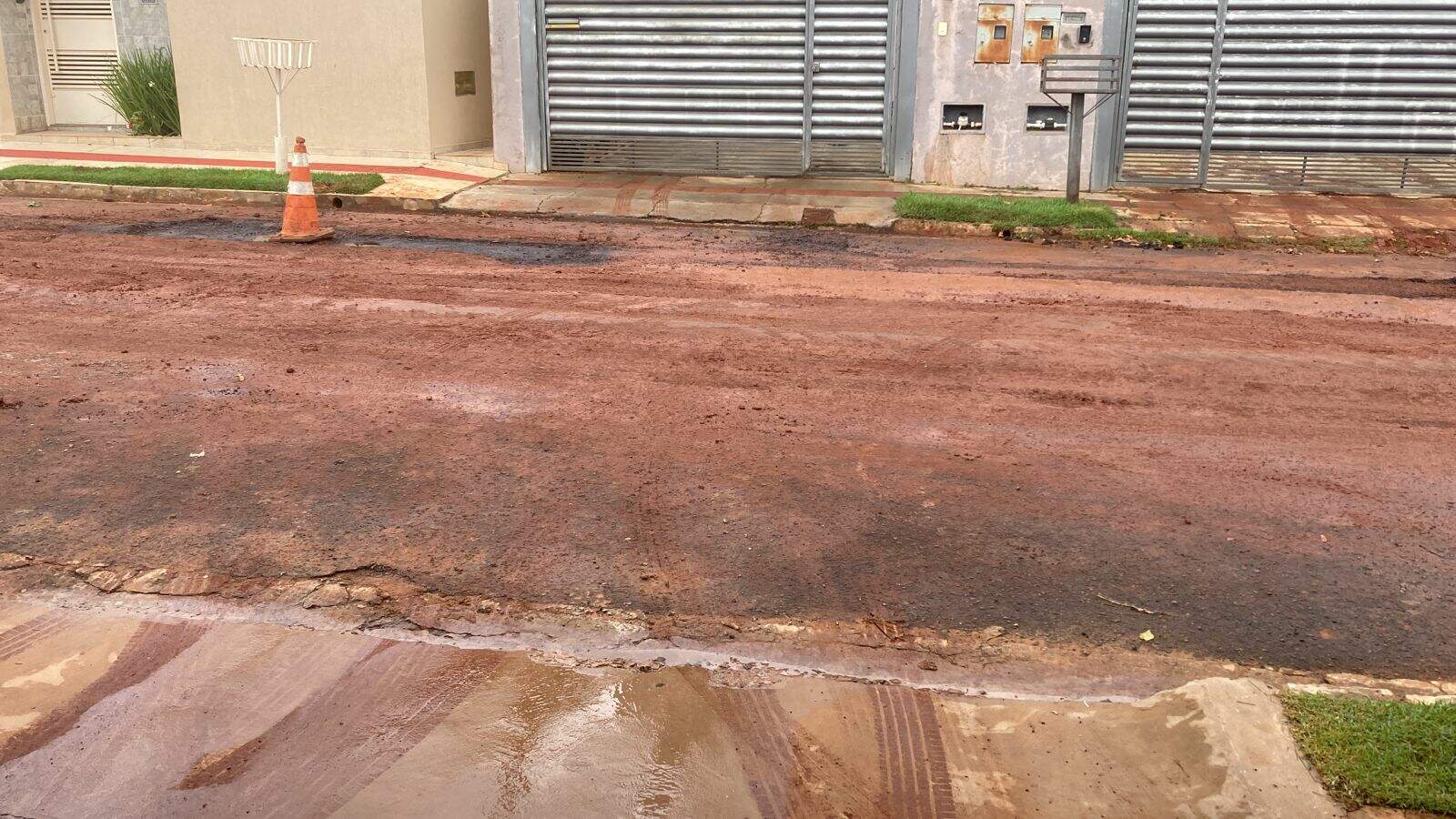 Moradores reclamam de lamaçal após instalação de esgoto em loteamento