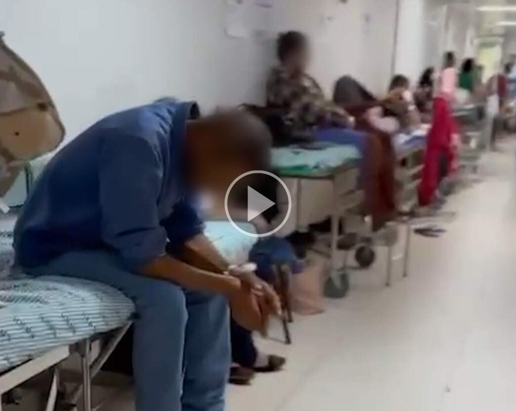 Sem leitos, Hospital Regional atende pacientes em macas no corredor 