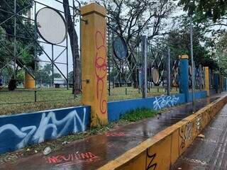 Muro vandalizado foi pintado três vezes, apenas este ano, por conta das pichações. (Foto: Idaicy Solano)