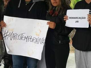 Manifestantes indígenas na Praça Ary Coelho com cartazes contra o marco temporal. (Foto: Mylena Fraiha) 