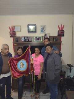 Alfredo levou bandeira de São João para moradores de Campo Grande. (Foto: Arquivo pessoal)