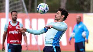 Meia Raphael Veiga domina bola no peito em treino no Palmeiras (Foto: Divulgação)