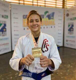 Lorrayne com a medalha de campeã estadual da modalidade (Foto: Acervo Pessoal)