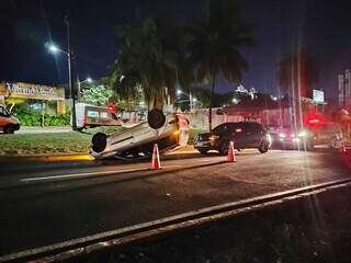 Ve&iacute;culo capota ap&oacute;s colis&atilde;o na Avenida Ricardo Brand&atilde;o