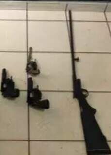 Armas e espingarda foram encontradas na residência do suspeito. (Foto: Divulgação/Polícia Civil)