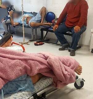 Paciente recebendo soro e deitado em cadeiras de plástico na Santa Casa. (Foto: Direto das Ruas)