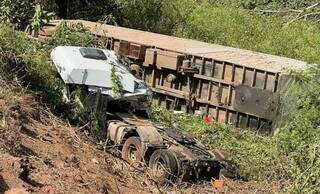 Veículo destruído após cair em ribanceira, no Mato Grosso. (Foto: Powermix)