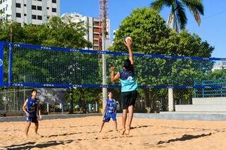 Jovens disputando jogo de vôlei de praia na Praça Belmar Fidalgo (Foto: Bruno Rezende)