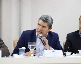 Márcio de Araújo Pereira, diretor-presidente da Fundect, em reunião com representantes União Européia, governo e universidades (Foto: Leandro Benites/Fundect)