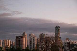 Céu com algumas nuvens nesta manhã em Campo Grande (Foto: Henrique Kawaminami)