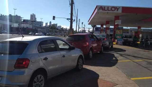 Motorista enfrenta fila para abastecer antes de aumento da gasolina