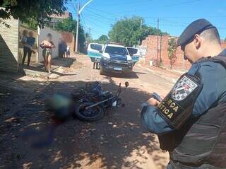 Corpo de Ademir ao lado de motocicleta na rua onde foi executado. (Foto: Sidney Assis)