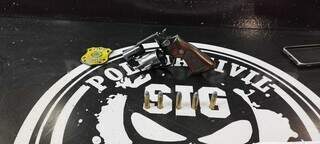 Revólver usado para assassinar Fernandes Donizete (Foto: Adilson Domingos)