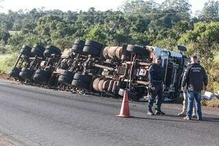 Caminhão tombado após desviar de objeto na pista. (Foto: Marcos Maluf)