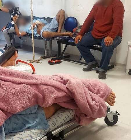 Caos n&atilde;o cessa e pacientes recebem soro deitados em cadeiras na Santa Casa