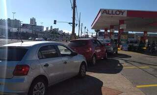 Fila de carros no posto localizado na Avenida Fernando Corrêa da Costa esquina com a Rua 14 de Julho (Foto: Izabela Cavalcanti)