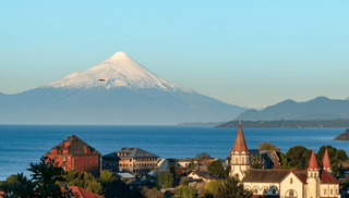 Vista de Puerto Varas, onde os vulcões Osorno e Calbuco são os grandes atrativos (Foto: Reprodução)
