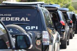 Viaturas da Polícia Federal durante operação em Campo Grande. (Foto: Divulgação)