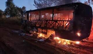 &Ocirc;nibus escolar &eacute; destru&iacute;do em inc&ecirc;ndio em rodovia estadual