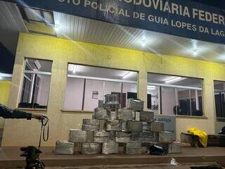 Caixas com cocaína na base da PRF, em Guia Lopes da Laguna. (Foto: Jardim MS News)