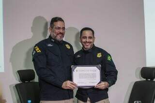 João Paulo (à direita) recebendo certificado de posse como superintendente da PRF. (Foto: Marcos Maluf)