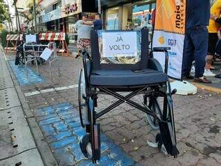 Cadeiras e andadores foram &#34;estacionados&#34; nas vagas de estacionamento da Rua 14 de Julho. (Foto: Idaicy Solano)