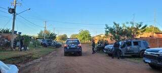 Equipes da Polícia Militar e do Choque na região em busca do suspeito (Foto: Direto das Ruas)