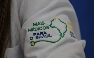 Jaleco com a logomarca do programa Mais Médicos (Foto: Divulgação/Ministério da Saúde)