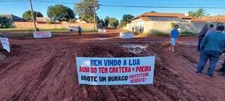 Cartazes colocados em ruas do bairro para ironizar a situação (Foto: Juliano Almeida)